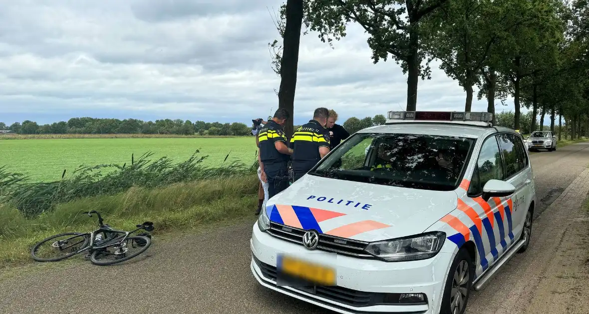 Wielrenner aangereden automobilist rijdt door - Foto 1