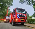 Brandweer verwijdert gevaarlijk hangende tak met hoogwerker