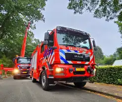 Brandweer verwijdert gevaarlijk hangende tak met hoogwerker