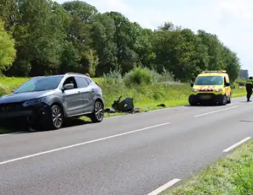 Flinke schade bij ongeval tussen dienstvoertuig en personenauto