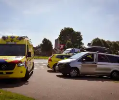 Fietser gewond bij aan met bus voor personen vervoer