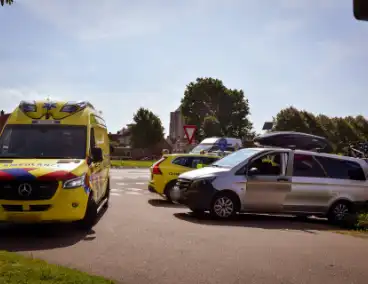 Fietser gewond bij aan met bus voor personen vervoer