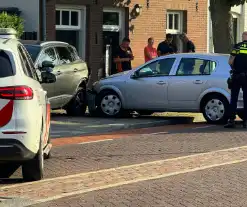 Automobilist botst op stilstaande auto