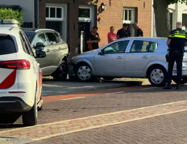 Automobilist botst op stilstaande auto