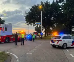 Vrachtwagen botst op personenauto