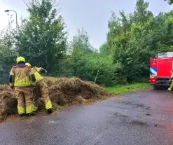 Flitsbezorger ontdekt rokende hooistapel