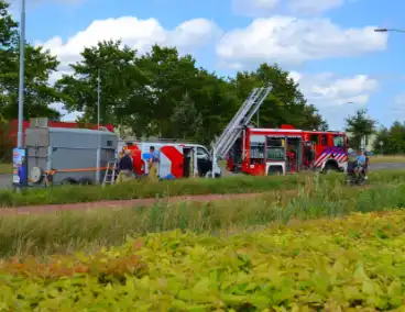 Paardentrailer raakt instabiel, brandweer schiet te hulp