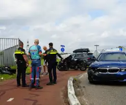 Motorrijder geschept door lesauto