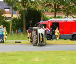 Auto belandt op zijkant bij ongeval