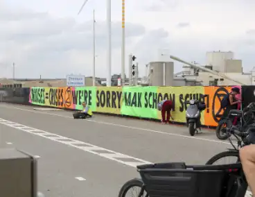 Demonstranten blokkeren opnieuw Zeesluis