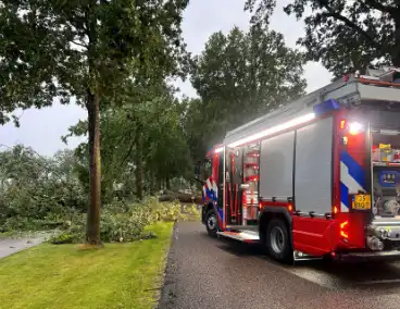 Brandweer druk met stormschade afhandelen