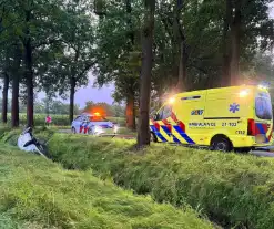 Automobilist vliegt uit de bocht en belandt in greppel