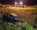 Gewonde nadat auto in sloot naast snelweg belandt