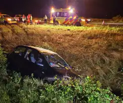 Gewonde nadat auto in sloot naast snelweg belandt