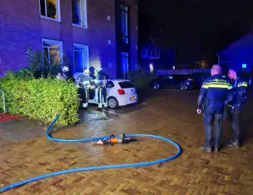 Geparkeerde auto loopt flinke schade op door brand