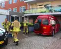 Brandweer controleert geparkeerde bus na eerdere melding gaslucht