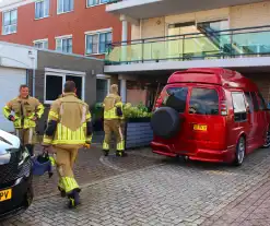 Brandweer controleert geparkeerde bus na eerdere melding gaslucht