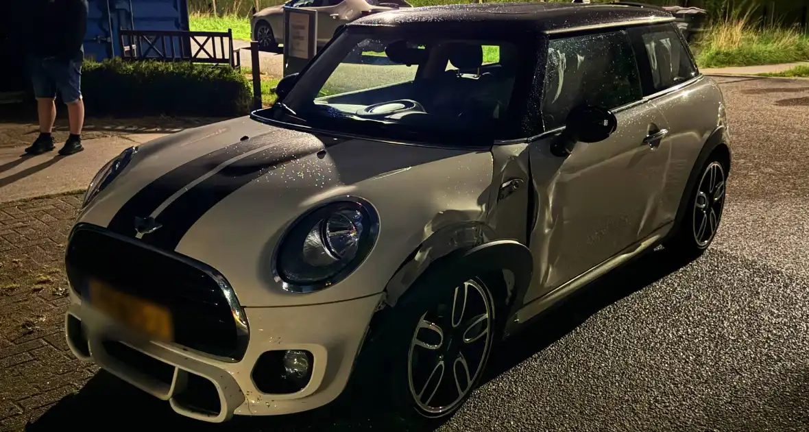 Mini Cooper zwaar beschadigd bij ongeval - Foto 1