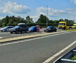 Meerdere voertuigen betrokken bij kop-staartbotsing op afrit