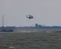 Kustwacht zoekt met helikopter naar drenkeling na omslaan boot