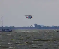 Kustwacht zoekt met helikopter naar drenkeling na omslaan boot