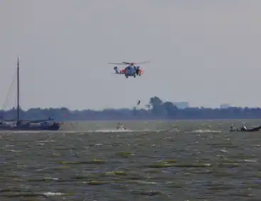 Kustwacht zoekt met helikopter naar drenkeling na omslaan boot