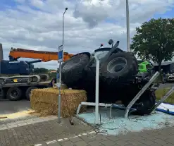 Trekker raakt van de weg en kantelt op bushokje