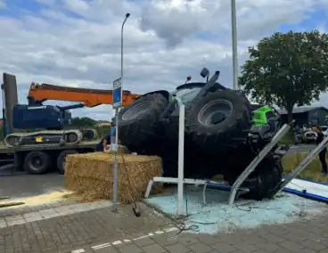 Trekker raakt van de weg en kantelt op bushokje