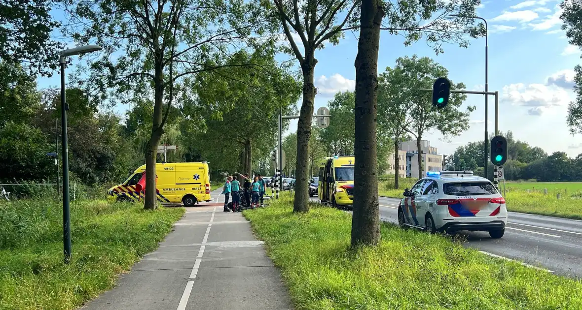 Twee scooters met elkaar in botsing op kruising