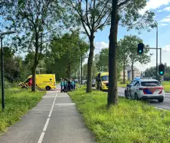 Twee scooters met elkaar in botsing op kruising