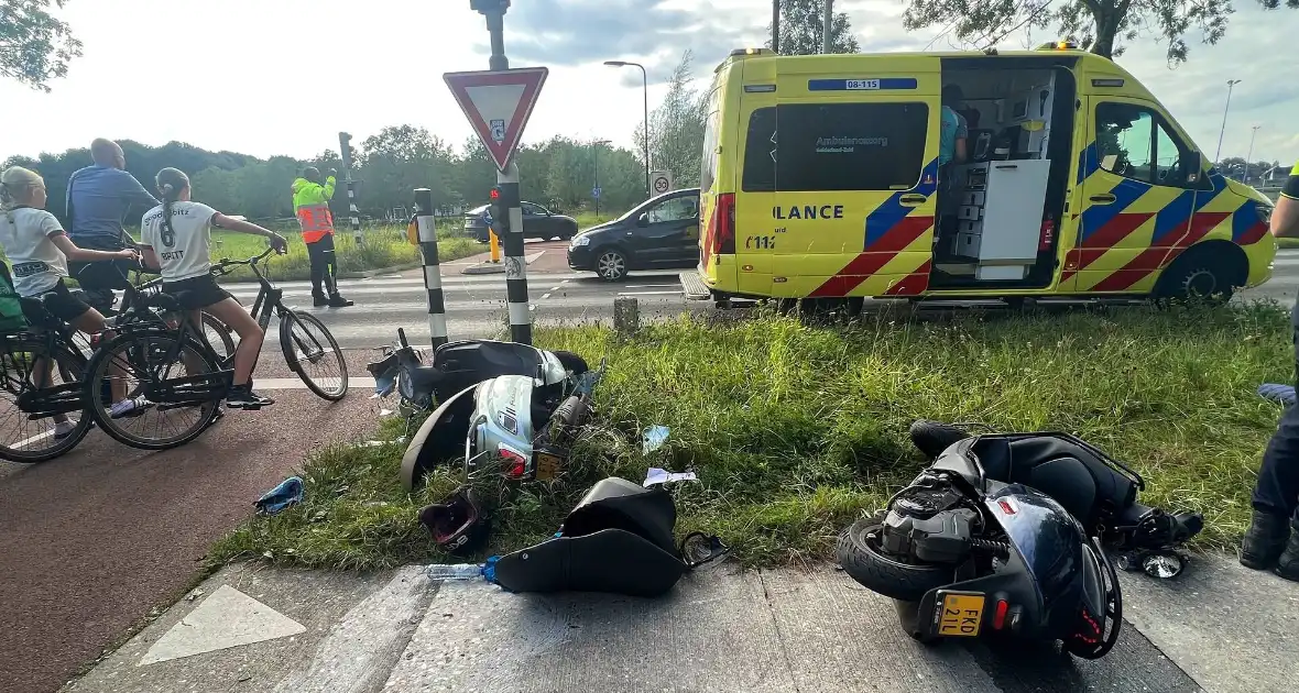 Twee scooters met elkaar in botsing op kruising - Foto 1