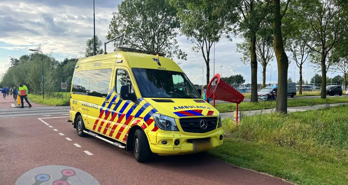 Twee scooters met elkaar in botsing op kruising - Foto 2