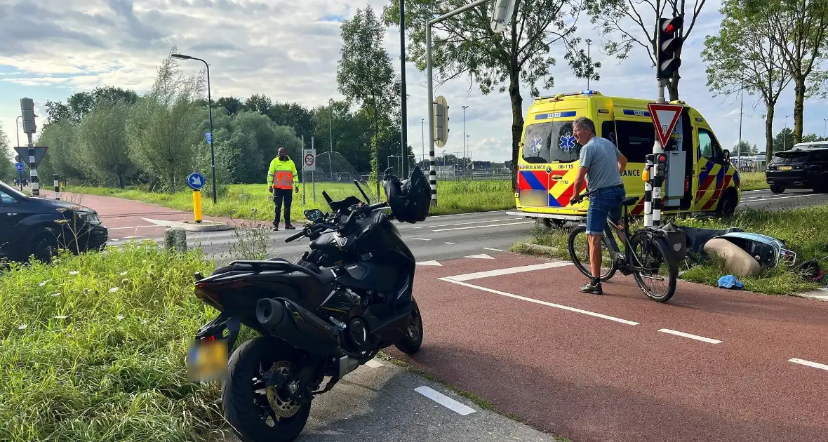 Twee scooters met elkaar in botsing op kruising - Foto 3