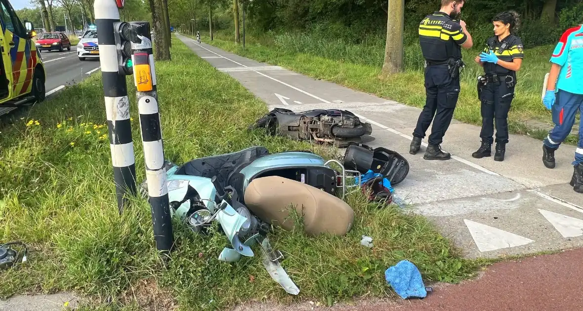 Twee scooters met elkaar in botsing op kruising - Foto 5