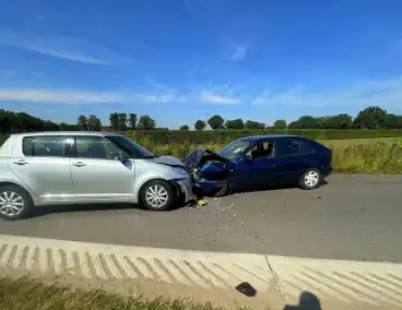 Twee voertuigen botsen frontaal op elkaar