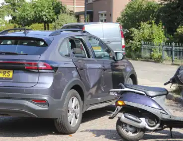 Scooterrijder klapt op achterportier van personenauto