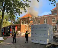 Veel rookontwikkeling bij dakbrand