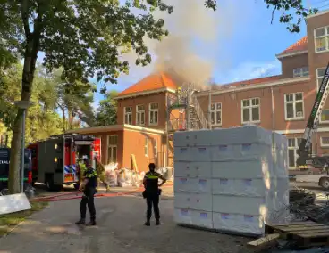 Veel rookontwikkeling bij dakbrand