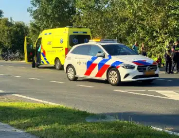 Motorrijder botst achter op personenauto