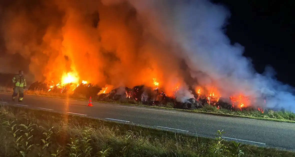 Flinke buitenbrand in hooibalen