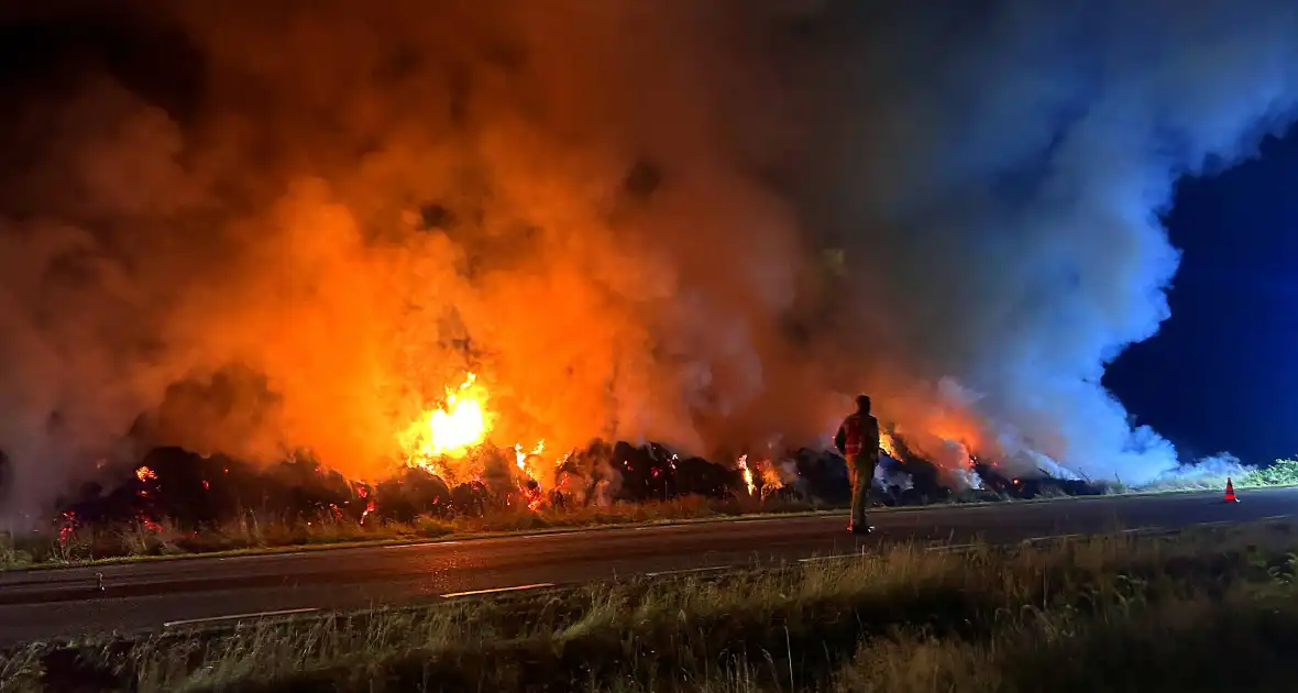 Flinke buitenbrand in hooibalen - Foto 2