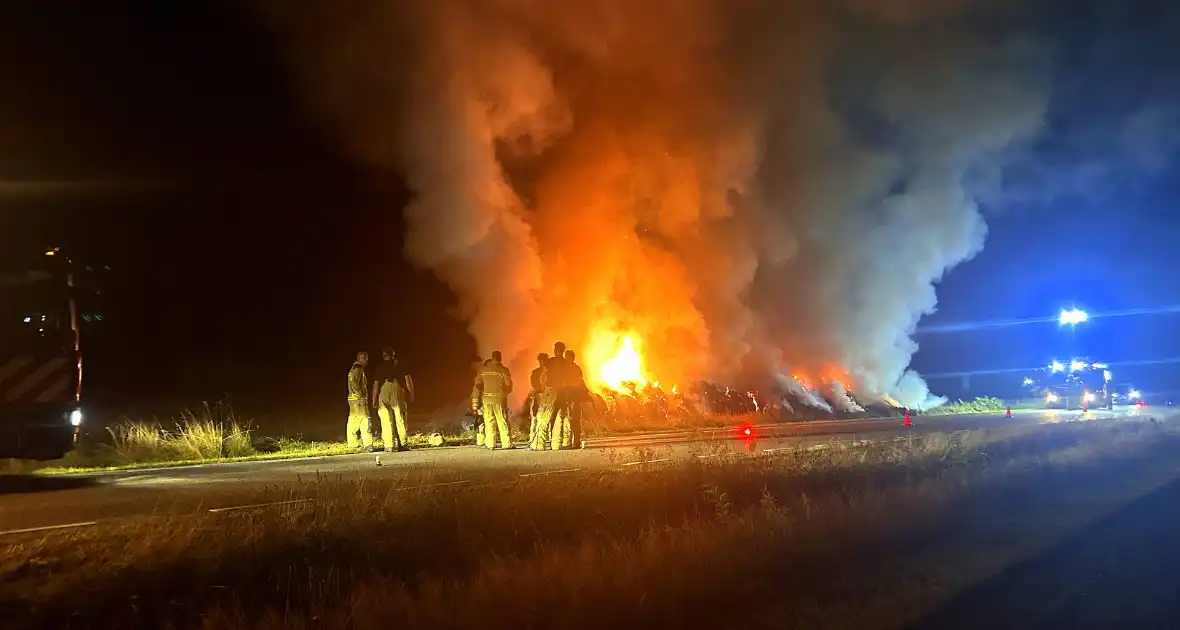 Flinke buitenbrand in hooibalen - Foto 3