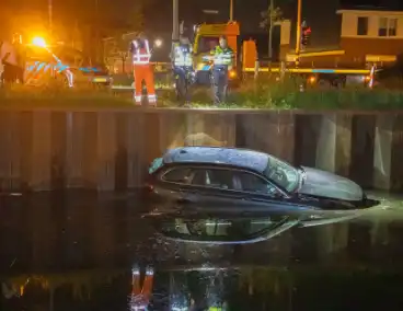 Vrouw belandt zwaar in onder invloed met auto in water