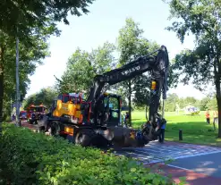 Ongeval met bestelbus en graafmachine