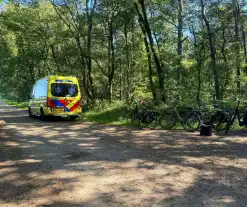 Fietsers botsen in bocht; gewonde naar ziekenhuis