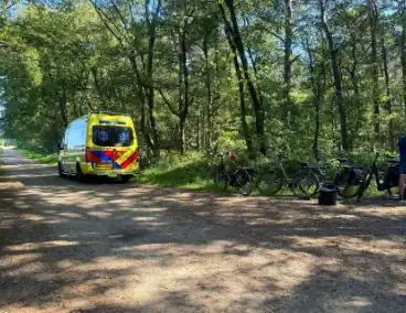 Fietsers botsen in bocht; gewonde naar ziekenhuis