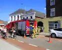 Brandweer blust brandende pallets bij woning