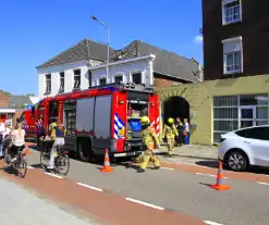 Brandweer blust brandende pallets bij woning