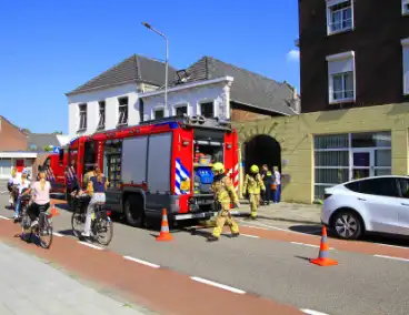 Brandweer blust brandende pallets bij woning