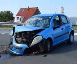 Twee auto's klappen op elkaar op kruising